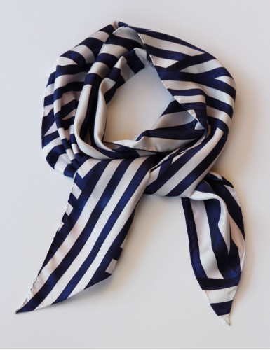 Écharpe fine Ouessant bleu marine - packshot tied